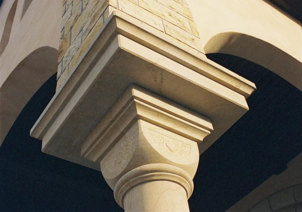 Kolumny, cokoły
